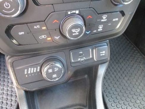 Used 2023 Jeep Renegade Trailhawk image 9