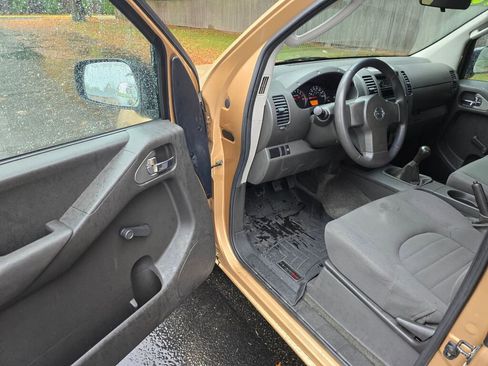 Used 2005 Nissan Frontier XE image 17