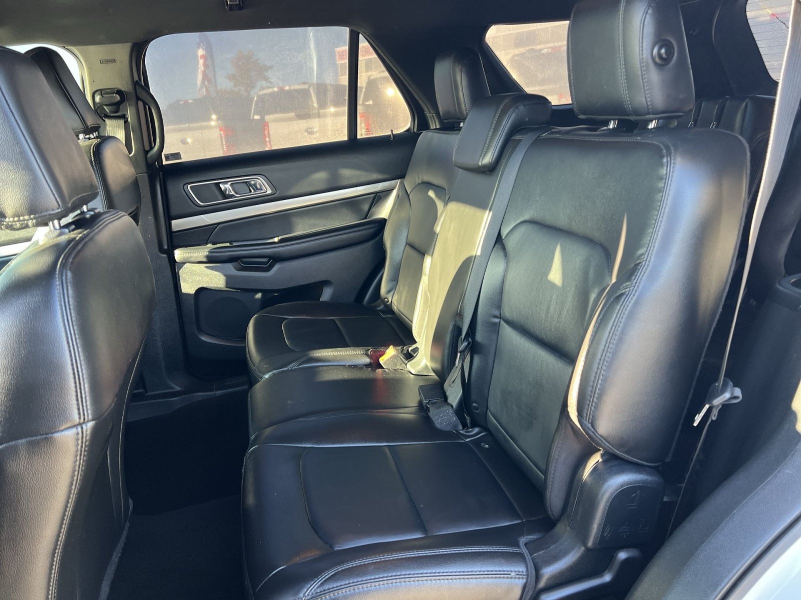 Used 2018 Ford Explorer XLT w/ Equipment Group 202A AWD/4WD image 31