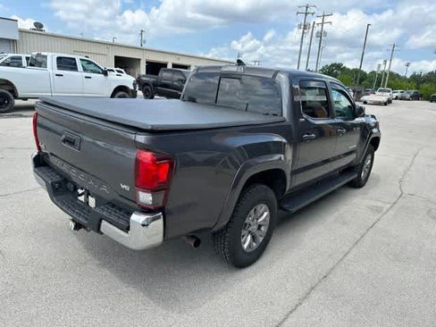 Used 2019 Toyota Tacoma SR5 AWD/4WD image 18