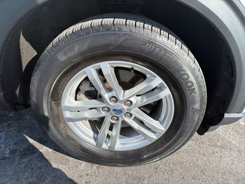 Certified 2022 Ford Explorer XLT w/ Equipment Group 202A image 3