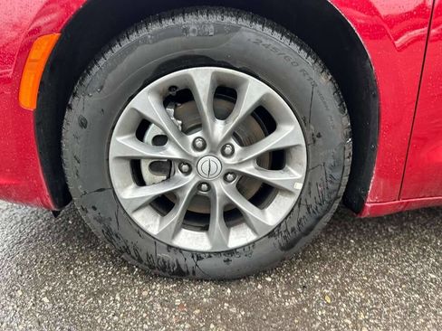 Used 2026 Chrysler Pacifica Limited image 9