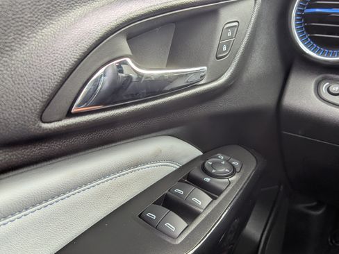 Used 2025 Chevrolet Trax LT w/ LT Convenience Package FWD image 25