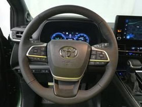Used 2025 Toyota Sienna Platinum AWD/4WD image 12