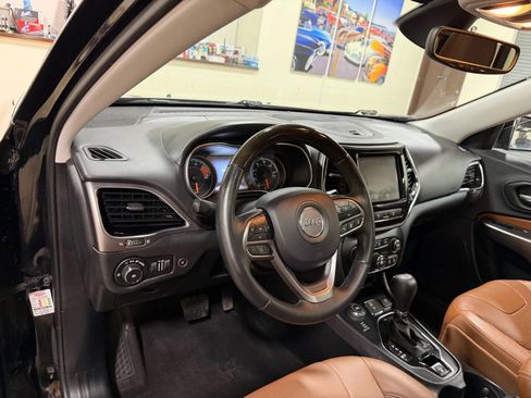 Used 2019 Jeep Cherokee Overland w/ Technology Group image 31