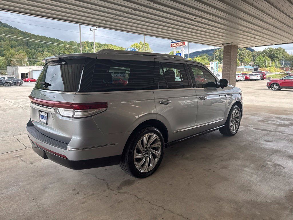 Used 2024 Lincoln Navigator Reserve AWD/4WD image 4