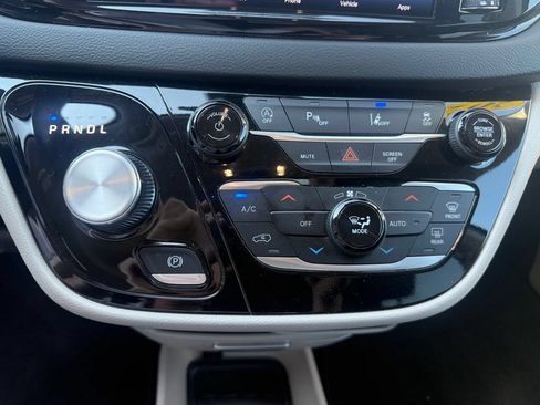 Used 2023 Chrysler Pacifica Touring-L FWD image 26