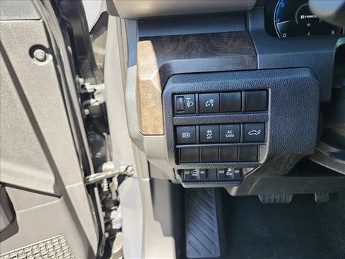 Used 2025 Toyota Tacoma Limited AWD/4WD image 13