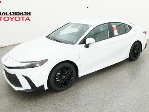 New 2026 Toyota Camry SE image 1