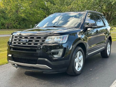 Used 2016 Ford Explorer XLT w/ Equipment Group 202A image 2