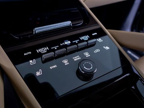 Certified 2024 Porsche Cayenne w/ Premium Package Plus (PFM) image 17