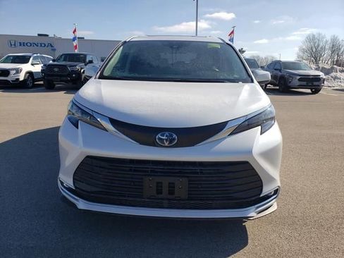 Used 2024 Toyota Sienna XLE FWD image 2