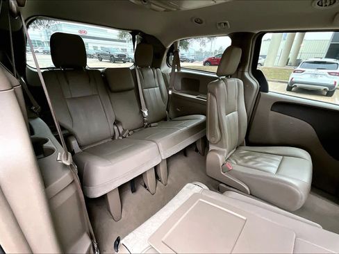 Used 2016 Chrysler Town & Country Touring image 18