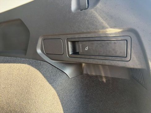 Certified 2023 Volkswagen Tiguan SE w/ Panoramic Sunroof Package image 18