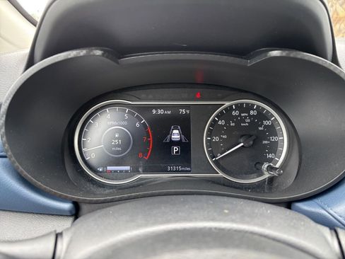 Used 2025 Nissan Versa SV FWD image 40