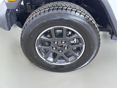 Used 2023 Jeep Gladiator Overland image 15