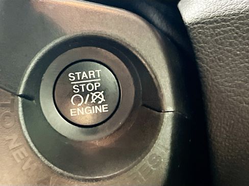 Used 2021 Jeep Renegade Latitude FWD image 24