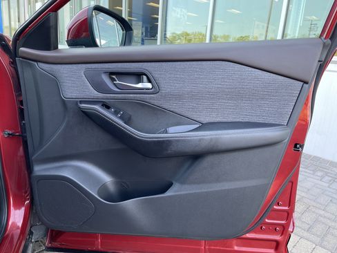 Used 2023 Nissan Rogue SV image 32