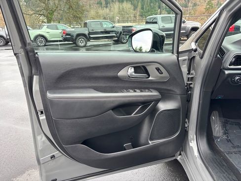 Used 2025 Chrysler Pacifica Select image 23