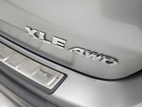 Used 2018 Toyota Highlander XLE AWD/4WD image 14