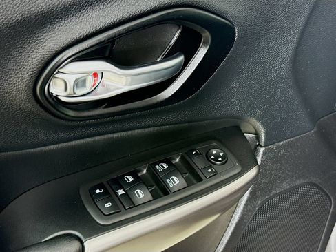 Used 2021 Jeep Cherokee Latitude Lux w/ Mopar Interior Package AWD/4WD image 20