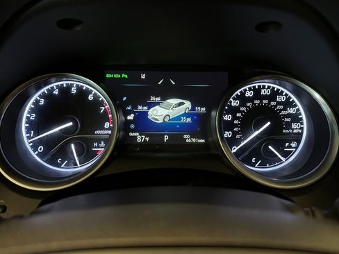 Used 2018 Toyota Camry XLE image 9