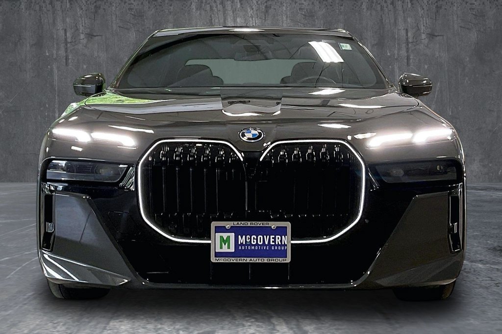 Used 2026 BMW 750e xDrive AWD/4WD image 2
