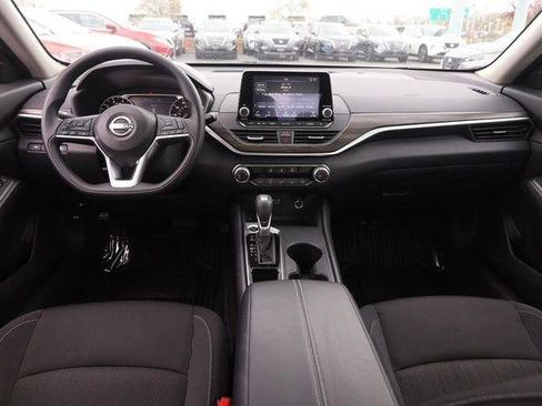 Used 2025 Nissan Altima 2.5 SV image 19