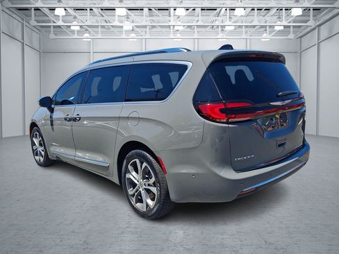 Used 2025 Chrysler Pacifica Pinnacle AWD/4WD image 7