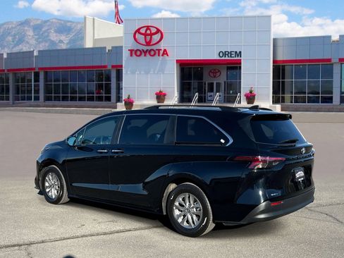 Used 2026 Toyota Sienna XLE FWD image 5
