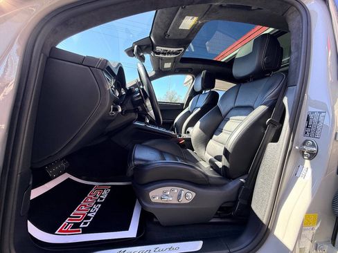 Used 2020 Porsche Macan Turbo image 22