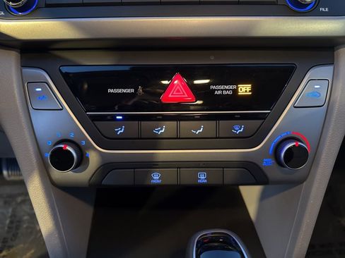 Used 2018 Hyundai Elantra SE image 17