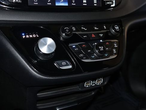 Used 2025 Chrysler Pacifica Select FWD image 21