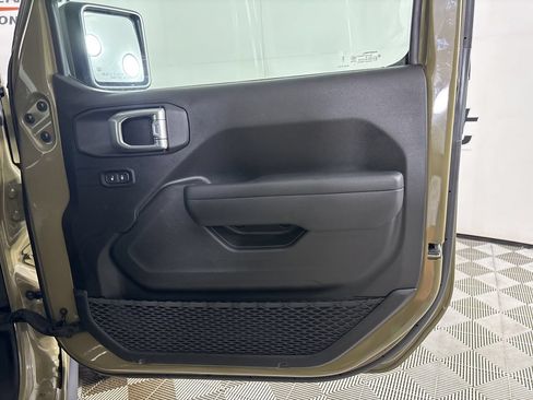 Used 2025 Jeep Gladiator Mojave AWD/4WD image 29