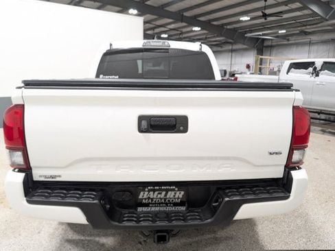 Used 2018 Toyota Tacoma TRD Sport image 4