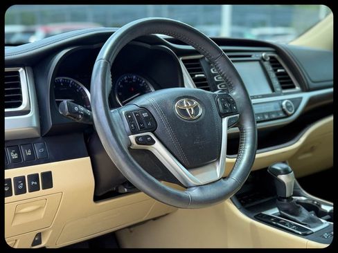Used 2016 Toyota Highlander Limited Platinum FWD image 19