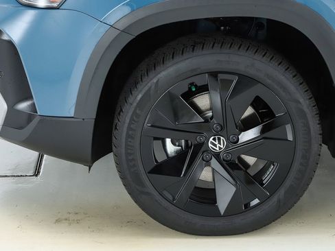 New 2026 Volkswagen Taos SE FWD image 5