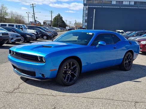 Used 2019 Dodge Challenger SXT w/ Blacktop Package RWD image 3