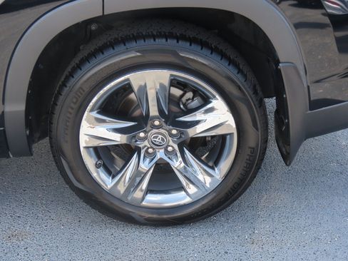 Used 2018 Toyota Highlander Limited Platinum AWD/4WD image 16