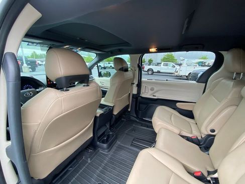 Used 2021 Toyota Sienna XLE FWD image 24