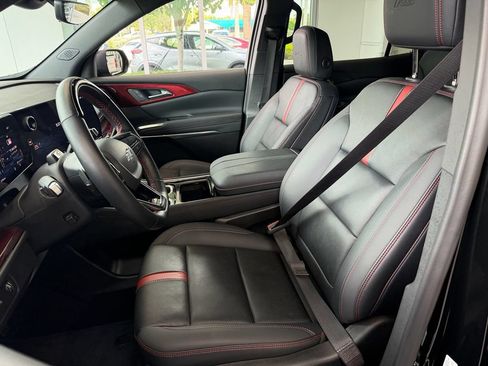Used 2024 Chevrolet Traverse RS FWD image 8