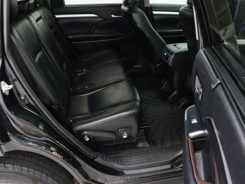 Used 2019 Toyota Highlander XLE FWD image 38