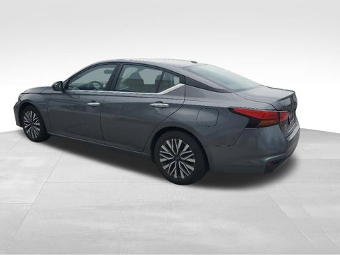 Used 2024 Nissan Altima 2.5 SV FWD image 3