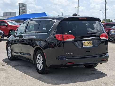 Used 2023 Chrysler Voyager LX image 5