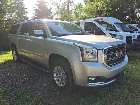 Used 2019 GMC Yukon XL SLT w/ Open Road Package AWD/4WD image 3