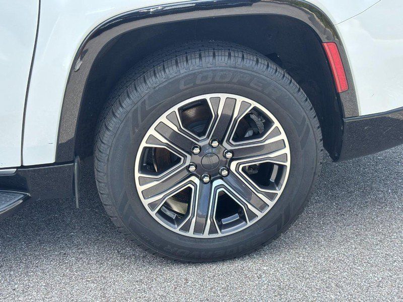 Used 2023 Jeep Wagoneer L Series II AWD/4WD image 10