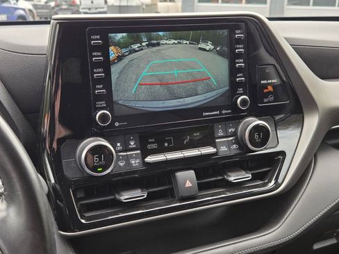 Used 2021 Toyota Highlander LE AWD/4WD image 11