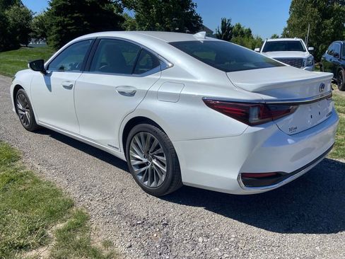 Used 2021 Lexus ES 300h w/ Accessory Package FWD image 3