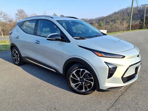 Used 2022 Chevrolet Bolt EUV Premier w/ Sun & Sound Package FWD image 2