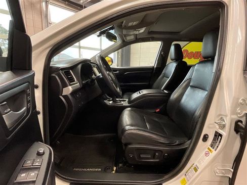 Used 2016 Toyota Highlander Limited image 12